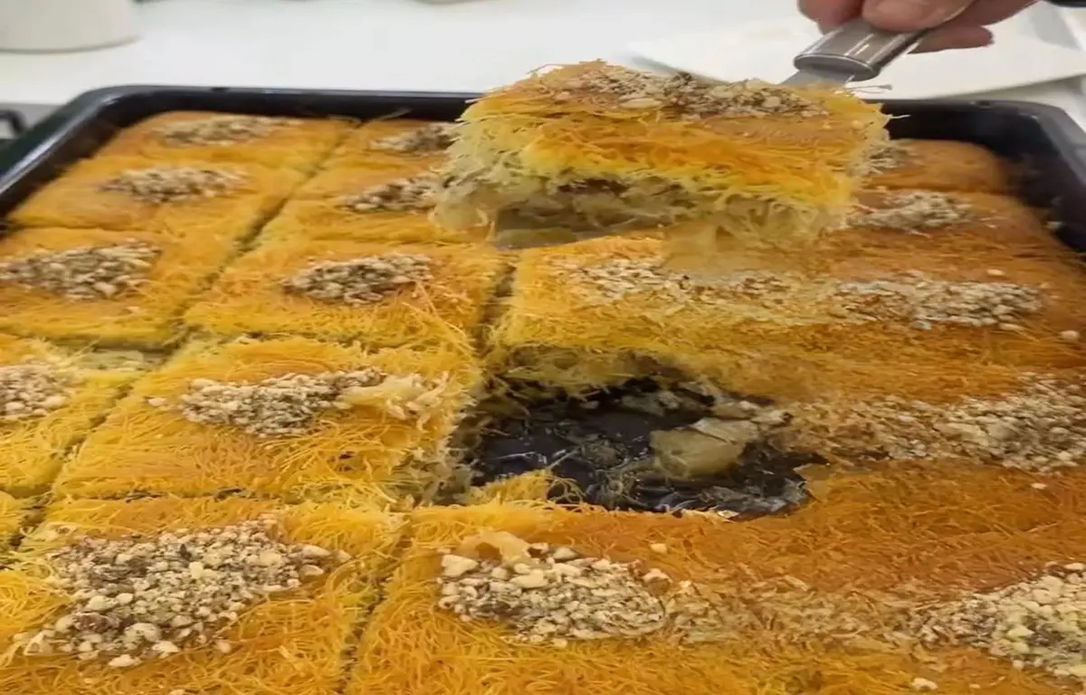 Tepsiden servis edilen cevizli sıcak kadayıf.