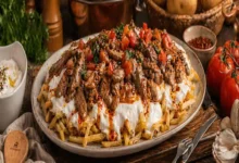 Yoğurtlu etli ve patatesli çökertme kebabı, domates ve sarımsak karışımlı.