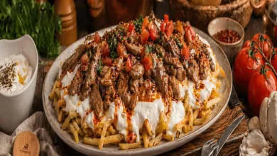 Yoğurtlu etli ve patatesli çökertme kebabı, domates ve sarımsak karışımlı.