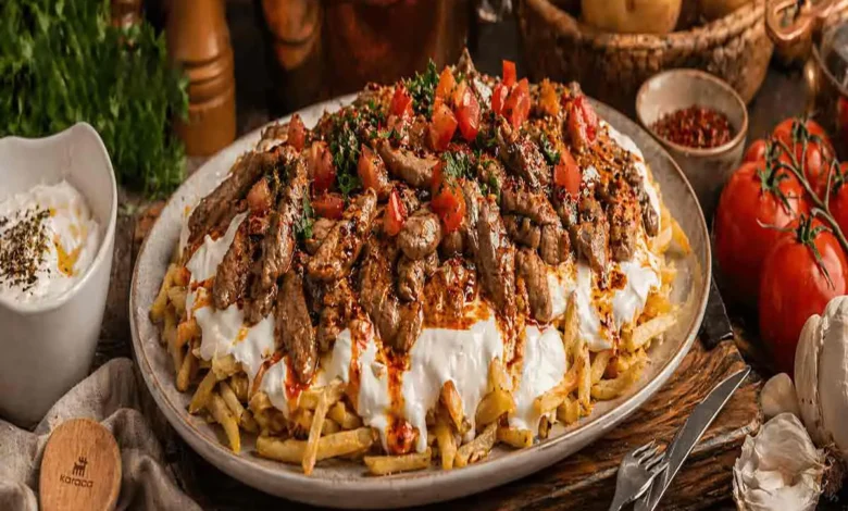 Yoğurtlu etli ve patatesli çökertme kebabı, domates ve sarımsak karışımlı.